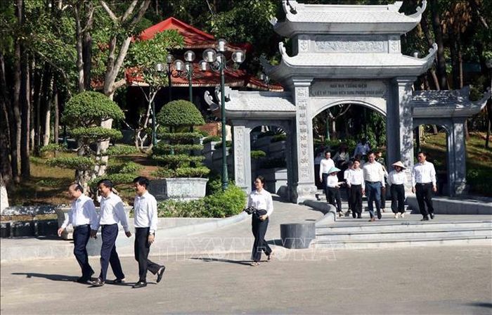 Người dân và du khách tham quan Tượng đài Liệt sỹ Thanh niên xung phong toàn Quốc tại Ngã ba Đồng Lộc. Ảnh: Công Tường/TTXVN