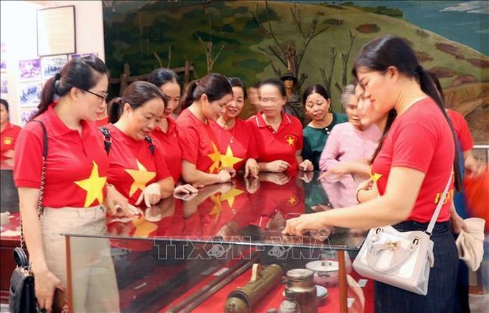 Các giáo viên đến từ xã Hạnh Phúc (Cao Bằng) xem hiện vật tại khu lưu niệm Ngã ba Đồng Lộc. Ảnh: Công Tường/TTXVN