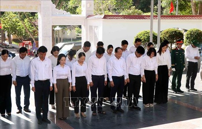 Du khách dâng hương tại khu mộ 10 nữ liệt sĩ Thanh niên xung phong. Ảnh: Công Tường/TTXVN