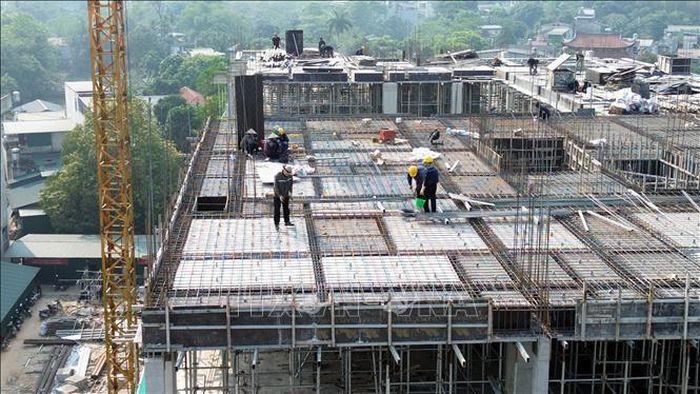 Đẩy nhanh tiến độ thi công Dự án nhà ở xã hội tại khu phát triển nhà ở đô thị Tuyên Quang. Ảnh: Quang Cường/TTXVN