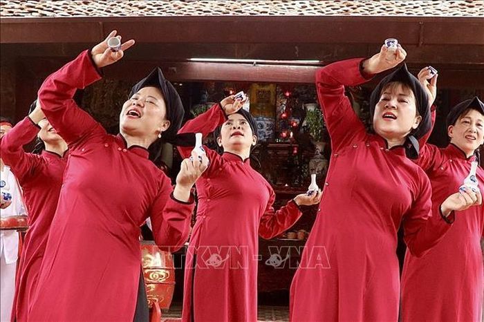 Hát Xoan là tiếng lòng của cư dân nông nghiệp, là sự thăng hoa của tâm hồn người nghệ nhân. Ánh mắt rạng ngời và nụ cười tươi tắn của các đào Xoan khi thực hiện những làn điệu mượt mà cho thấy niềm tự hào tự thân, biến những buổi diễn xướng thành ngày hội của tinh thần đoàn kết và tình yêu quê hương. Ảnh: Phương Thảo/TTXVN phát