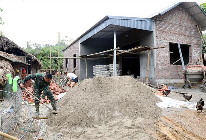 Ngôi nhà mới đang được gấp rút hoàn thành từ chương trình “xóa nhà tạm, nhà dột nát” của gia đình chị Đinh Thị Xuyên, dân tộc Mường, xã Lai Đồng, tỉnh Phú Thọ. Ảnh: Tạ Toàn/TTXVN