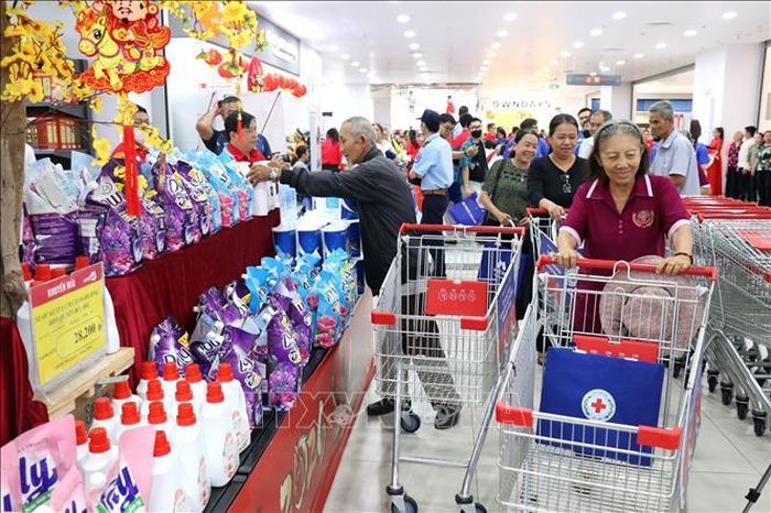 Các hộ gia đình chính sách, hội có hoàn cảnh khó khăn tại Thành phố Hồ Chí Minh mua sắm tại siêu thị 0 đồng trong lễ phát động Tháng Nhân đạo năm 2026. Ảnh: Thanh Vũ/TTXVN