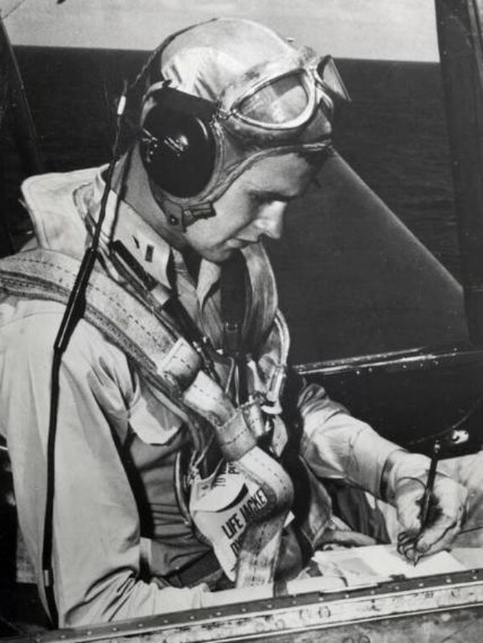 George H.W. Bush là một trong những phi công trẻ nhất phục vụ trong Thế chiến II. Ảnh: Hải quân Mỹ