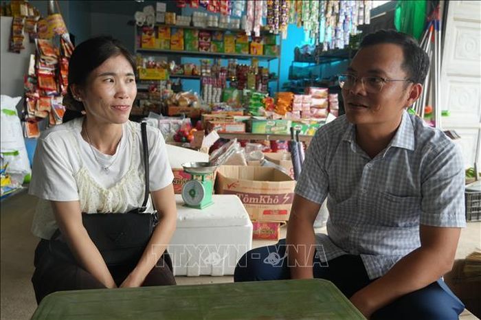 Cán bộ UBND phường Hải Lĩnh đến từng hộ dân để tuyên truyền, vận động và đưa ra giải đáp với tinh thần bảo đảm tối đa quyền và lợi ích hợp pháp của người dân trong công tác giải phóng mặt bằng. Ảnh: Khiếu Tư/TTXVN