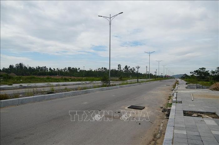 Tuyến đường bộ ven biển từ Ninh Hải đến cầu Lạch Bạng 2 là một trong những dự án có khối lượng giải phóng mặt bằng lớn nhất trên địa bàn phường Hải Lĩnh với 301 hộ dân bị ảnh hưởng trên diện tích hơn 11ha. Ảnh: Khiếu Tư/TTXVN