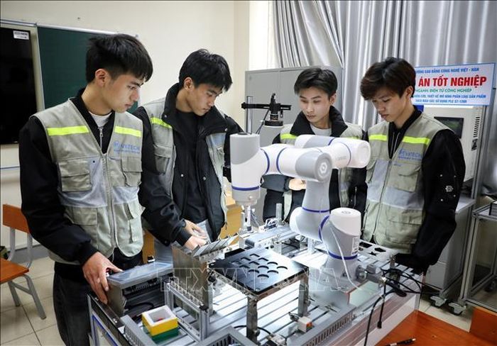 Sinh viên thực tập Môn lập trình vi điều khiển tại Trường Cao đẳng Công nghệ Việt – Hàn Bắc Giang. Ảnh: Danh Lam/TTXVN
