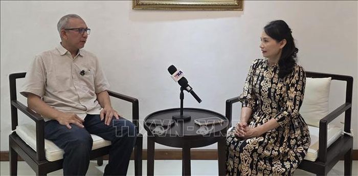 Ông Beni Sukadis, Điều phối viên cao cấp của Viện Nghiên cứu Quốc phòng và Chiến lược Indonesia (LESPERSSI), trả lời phỏng vấn TTXVN tại Indonesia. Ảnh: Minh Thái/Phóng viên TTXVN tại Indonesia