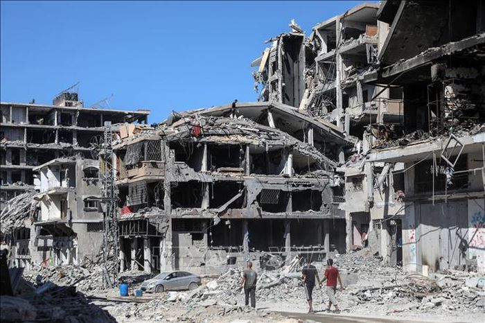 Tòa nhà bị phá hủy sau cuộc không kích của Israel xuống thành phố Gaza. Ảnh: THX/TTXVN phát