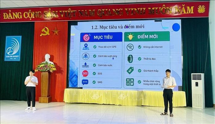 Nhóm tác giả đạt giải cao thuyết trình về sản phẩm tiêu biểu "Thiết bị giám sát và cảnh báo khẩn cấp cho người suy giảm trí nhớ sử dụng GPS và GSM" tại buổi lễ.