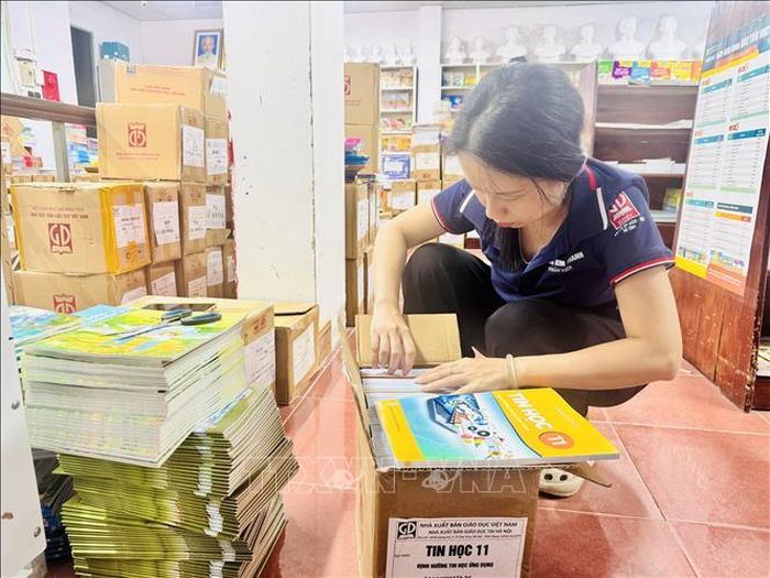 Nhân viên Cửa hàng Sách 58 Phan Đình Phùng (phường Thành Sen, Hà Tĩnh) kiểm kê, đóng gói sách chuẩn bị chuyển về hệ thống đại lý.