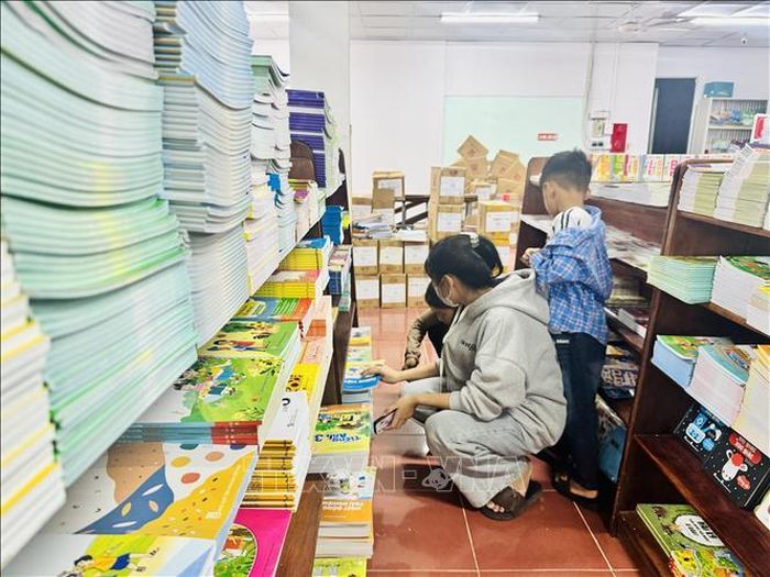 Phụ huynh và học sinh Hà Tĩnh chủ động mua sắm sách giáo khoa từ sớm.