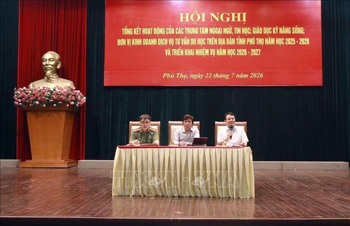 Đoàn chủ tọa điều hành Hội nghị.