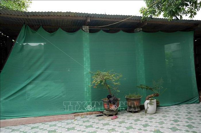 Hàng tháng, mỗi hộ dân bản Khe Dây (xã Trường Sơn, Quảng Trị) được Công ty Trách nhiệm hữu hạn Tổng Công ty Thế Thịnh hỗ trợ 1 triệu đồng để lắp đặt bạt che chắn bụi do khai thác đá.