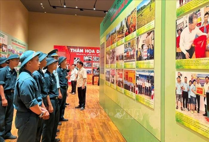 Các chiến sĩ tham quan triển lãm.