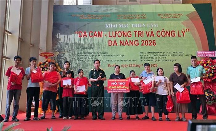 Trao tặng quà hỗ trợ cho các nạn nhân da cam tại triển lãm.