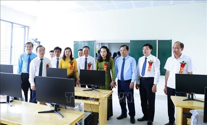 Các đồng chí lãnh đạo tỉnh và đại biểu tham quan cơ sở vật chất của Trường THPT Chuyên Bắc Giang. Ảnh: Đồng Thúy/TTXVN