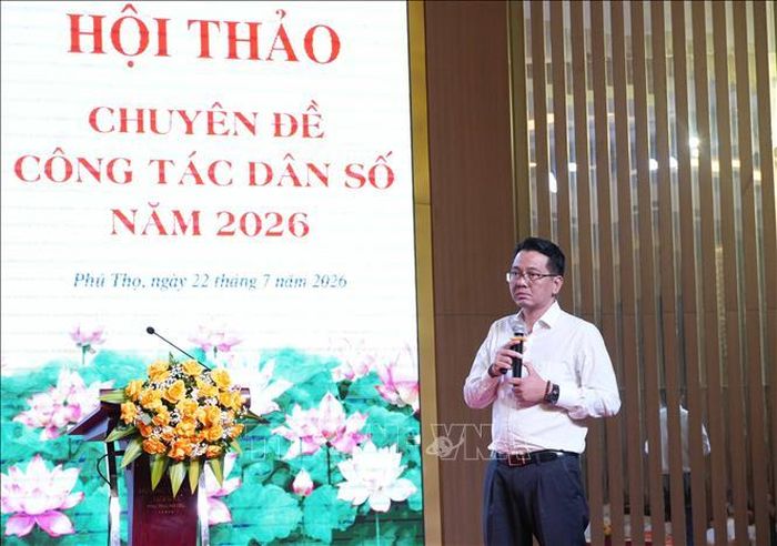 Ông Lê Thanh Dũng, Cục trưởng Cục Dân số, Bộ Y tế trình bày tham luận tại Hội thảo.