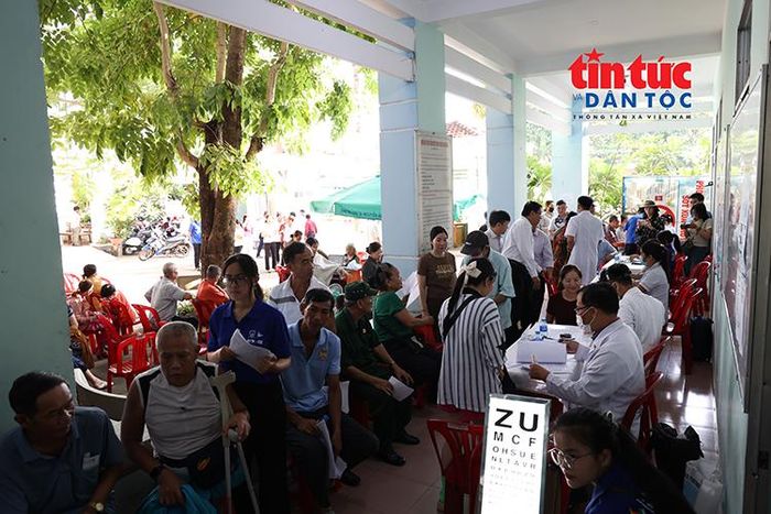 Đông đảo người dân xã Bà Điểm khám bệnh miễn phí tại Trạm Y tế.