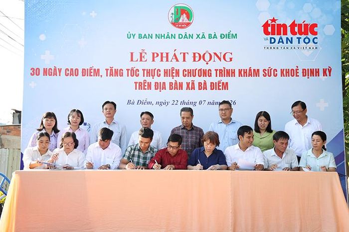 Lễ ký cam kết triển khai mô hình "Ấp có 500 ca khám sức khỏe/ngày", giao chỉ tiêu cụ thể cho từng ấp nhằm đẩy nhanh tiến độ thực hiện chương trình.