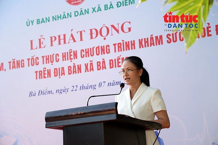 Bà Trần Thúy Hương, Phó Chủ tịch UBND xã Bà Điểm phát biểu.
