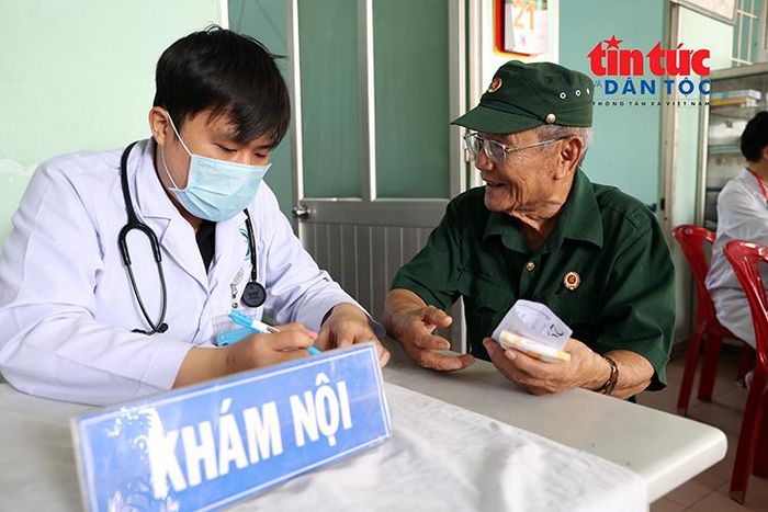 Bác sĩ Bệnh viện Đa khoa Khu vực Hóc Môn và Bệnh viện Đa khoa Khu vực Củ Chi đồng hành với xã Bà Điểm trong thực hiện chương trình.