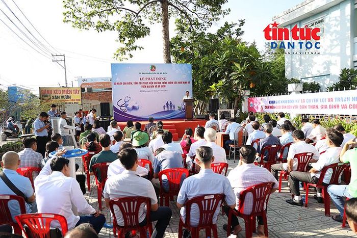 Quang cảnh buổi Lễ phát động 30 ngày cao điểm khám sức khỏe toàn dân trên địa bàn xã Bà Điểm.