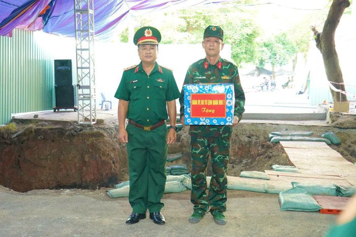 Đoàn thăm hỏi, động viên, tặng quà cán bộ, chiến sĩ đang trực tiếp làm nhiệm vụ tìm kiếm, quy tập hài cốt liệt sĩ.