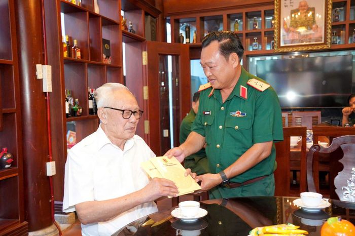 Đoàn công tác thăm hỏi thăm, tặng quà Anh hùng Lực lượng vũ trang nhân dân.