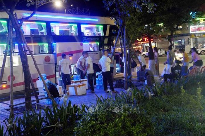 Rất đông hành khách lên, xuống xe khách của Công ty Cổ phần Vận tải du lịch Hưng Long tại khu vực đường Bà Huyện Thanh Quan giao nhau với Lý Thường Kiệt. Ảnh: Tá Chuyên/TTXVN