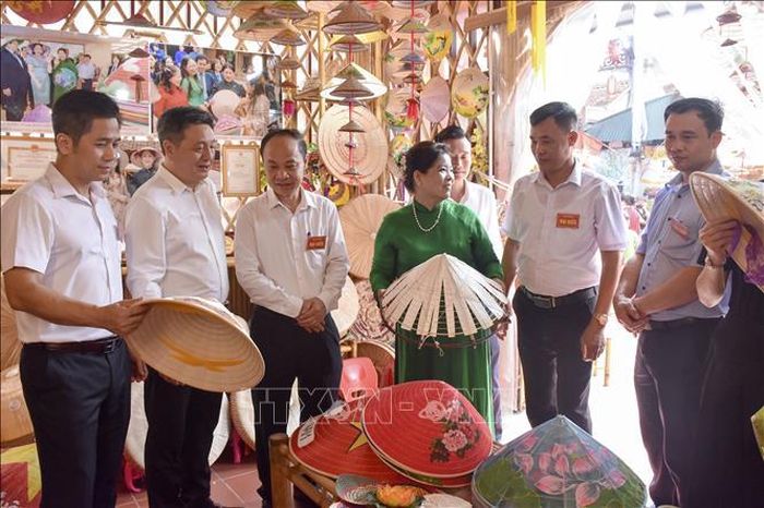 Các đại biểu tham quan gian hàng trưng bày sản phẩm nón lá OCOP.