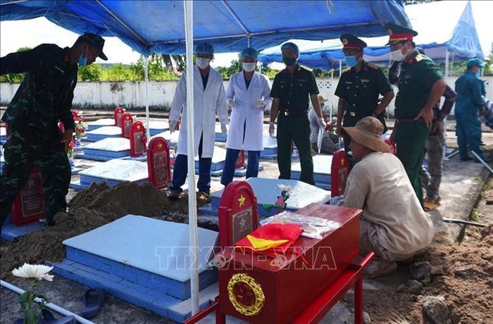 Nhiều phần mộ chưa có thông tin được khai quật, lấy mẫu sinh phẩm phục vụ công tác tìm lại tên cho các Anh hùng liệt sĩ. Ảnh: Tường Quân/TTXVN