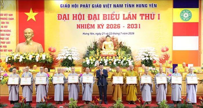 Ông Trần Quốc Toản, Phó Bí thư Thường trực Tỉnh ủy, Chủ tịch Ủy ban MTTQ Việt Nam tỉnh trao Bằng khen của Ủy ban MTTQ Việt Nam tỉnh tặng các tập thể, cá nhân có thành tích xuất sắc trong công tác Phật sự.