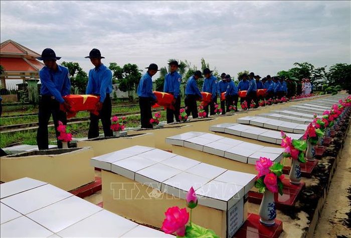 Lực lượng Đội K73 an táng hài cốt liệt sĩ hy sinh chiến trường Campuchia tại Nghĩa trang Liệt sĩ Vĩnh Hưng, tỉnh Tây Ninh. Ảnh: Thanh Bình/TTXVN