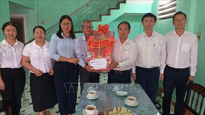 Phó Chủ tịch UBND thành phố Đà Nẵng Trần Anh Tuấn tặng quà cho gia đình ông Đoàn Văn Sơn, thôn Xuân Ngọc, xã Tam Anh, thành phố Đà Nẵng. Ảnh: Đoàn Hữu Trung/TTXVN