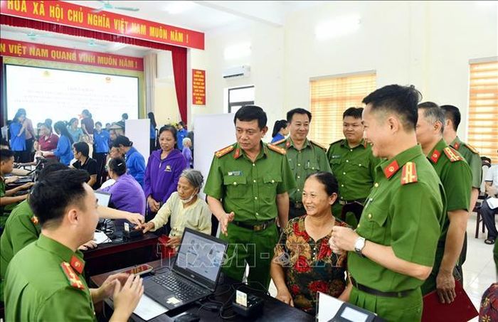 Lãnh đạo Công an tỉnh Tuyên Quang kiểm tra công tác thu nhận mẫu ADN. Ảnh: TTXVN phát