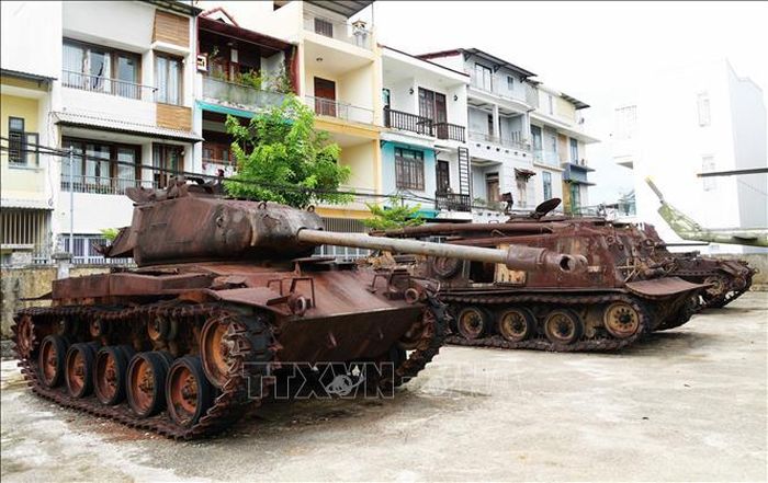 Hiện vật xe tăng trưng bày ngoài trời đã bị rỉ sét ở Bảo tàng Lịch sử thành phố Huế, số 268 Điện Biên Phủ, phường Thuận Hóa.