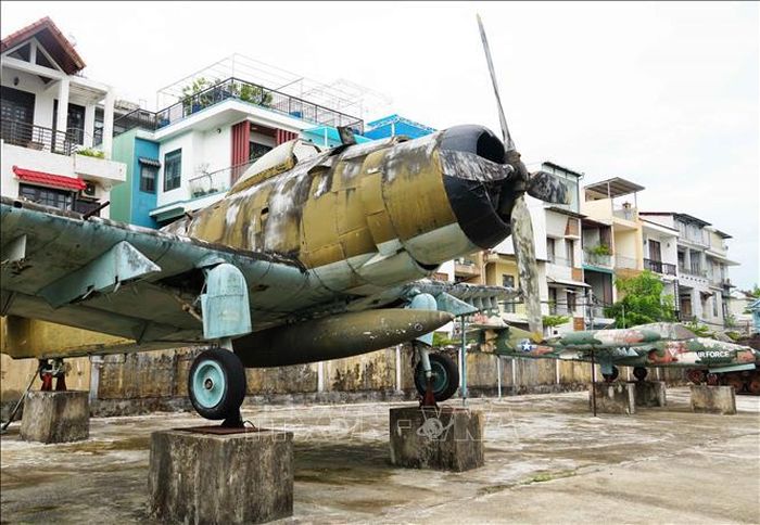 Hiện vật máy bay trưng bày ngoài trời đã bị rỉ sét ở Bảo tàng Lịch sử thành phố Huế, số 268 Điện Biên Phủ, phường Thuận Hóa.
