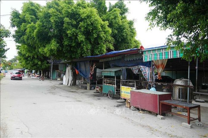 UBND xã Hoạt Giang đã có thông báo yêu cầu hộ ông Minh tháo dỡ công trình vi phạm trên đất chưa được cơ quan có thẩm quyền cho thuê đất. Ảnh: Việt Hoàng/TTXVN