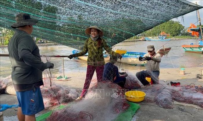Ngư dân chuẩn bị ngư cụ để ra khơi khai thác cá khoai.