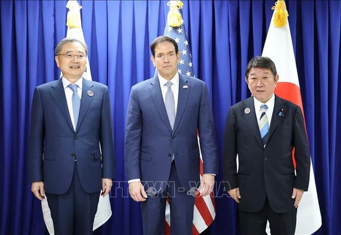 Ngoại trưởng Nhật Bản Toshimitsu Motegi (phải) và người đồng cấp Mỹ Marco Rubio (giữa) cùng Ngoại trưởng Hàn Quốc Cho Hyun trong cuộc gặp ba bên bên lề Hội nghị Bộ trưởng Ngoại giao ASEAN lần thứ 59 (AMM) và các hội nghị liên quan, tại Manila (Philippines) ngày 22/7/2026. Ảnh: YONHAP/TTXVN phát