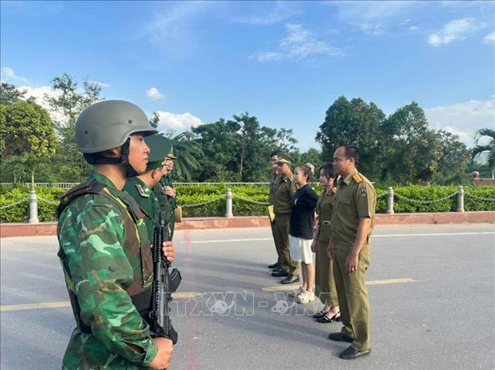 Đối tượng bị truy nã được bàn giao tại Cửa khẩu quốc tế Lao Bảo. Ảnh TTXVN phát