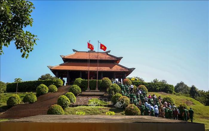 Các đại biểu dâng hoa, dâng hương tại Khu tưởng niệm liệt sĩ Thanh niên xung phong Thành phố Hồ Chí Minh tại xã Long Chữ, tỉnh Tây Ninh.