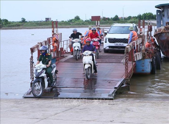 Người và phương tiện xuống phà Đại Nội.