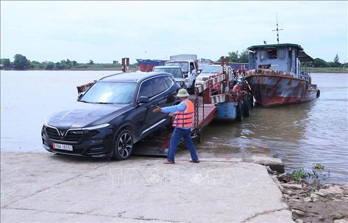 Nhân viên bến phà Kinh Lũng hướng dẫn phương tiện xuống phà đảm bảo an toàn.
