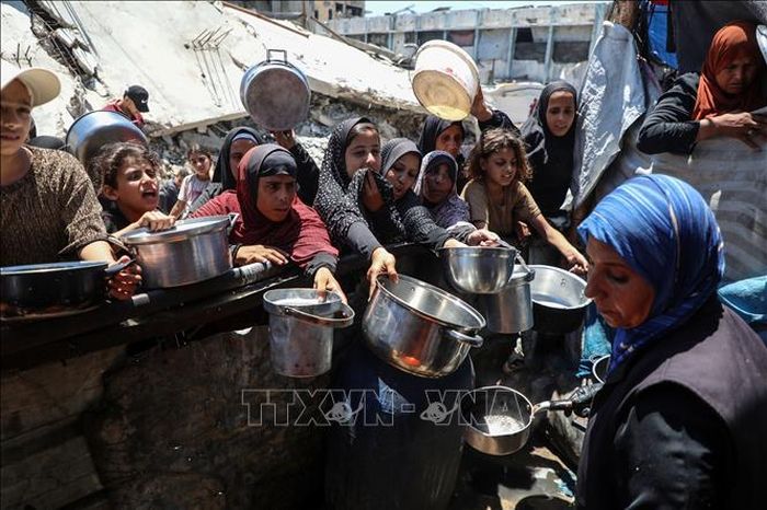 Người dân chờ được phát thực phẩm cứu trợ tại trại tị nạn ở Gaza. Ảnh: THX/TTXVN phát