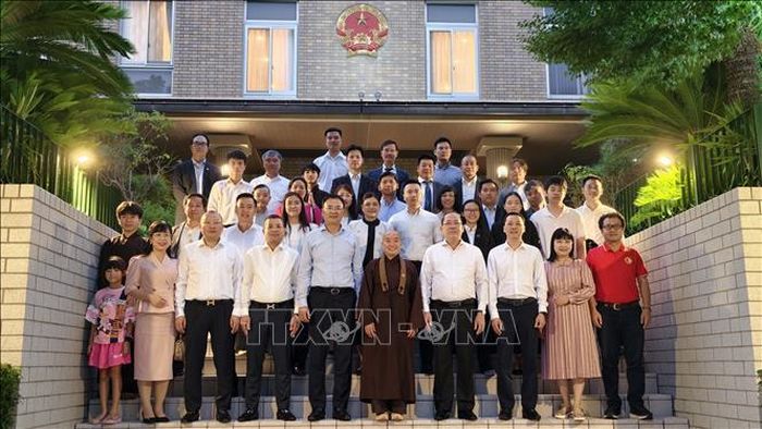 Phó Chủ tịch Ủy ban Trung ương Mặt trận Tổ quốc Việt Nam Hoàng Công Thủy chụp ảnh với đại diện các cơ quan đại diện và cộng đồng người Việt tại Nhật Bản. Ảnh: Bùi Hà/PV TTXVN tại Nhật Bản