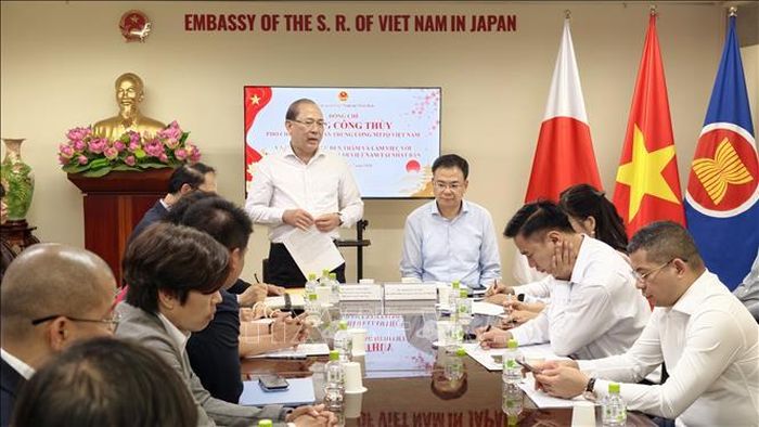 Phó Chủ tịch Ủy ban Trung ương Mặt trận Tổ quốc Việt Nam Hoàng Công Thủy gặp gỡ cán bộ Đại sứ quán Việt Nam và đại diện cộng đồng người Việt Nam tại Nhật Bản. Ảnh: Xuân Giao/PV TTXVN tại Nhật Bản