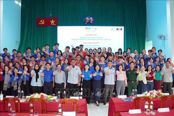 Đại biểu cùng đoàn viên, thanh niên TP. Hồ Chí Minh và sinh viên tình nguyện Malaysia chụp ảnh lưu niệm tại phường Trung Mỹ Tây.