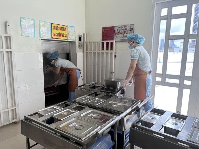 Phường Tân Mỹ đẩy mạnh kết nối nguồn cung đạt chuẩn với bếp ăn trường học nhằm bảo vệ sức khỏe học sinh.
